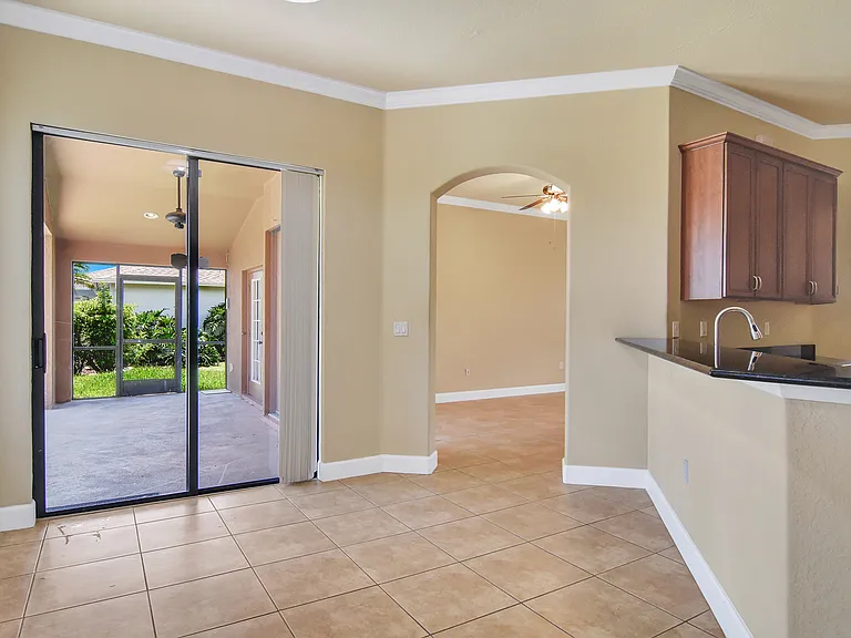 2110 SW 38th Ter — Photo 5