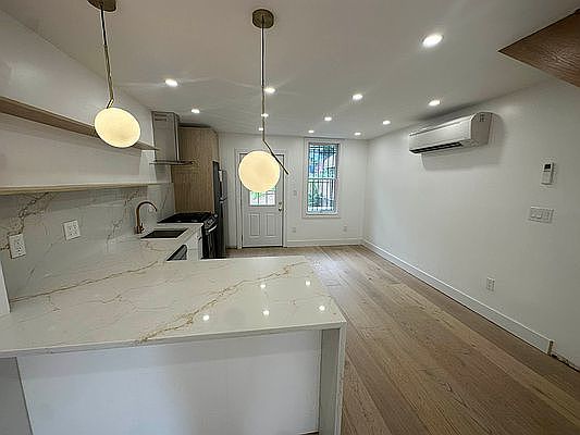 4th image of 237A Hart St #1