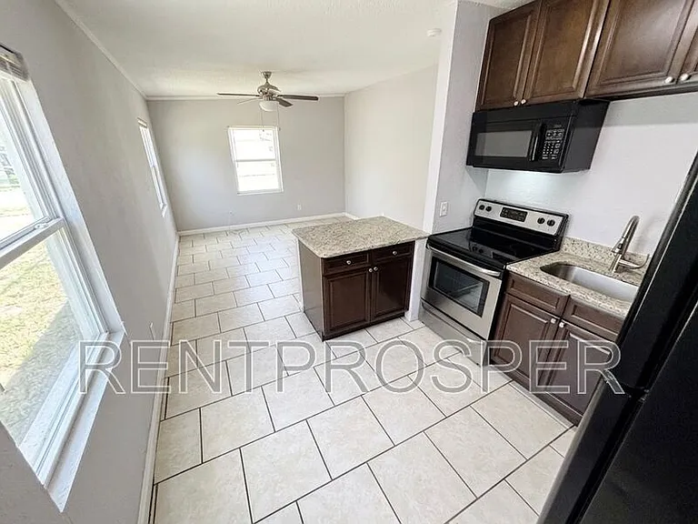 740 W Robinson St #UPPER — Photo 2