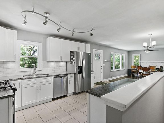 5th image of 1008 E 63rd Pl
