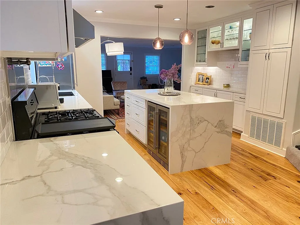 3 bed, 2100 sqft, $10,000 — Photo 3