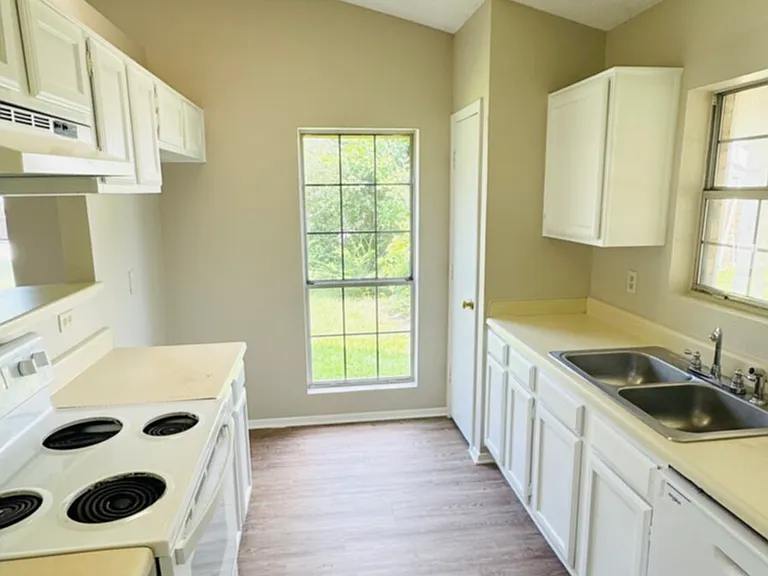 821 Colchester Dr — Photo 5