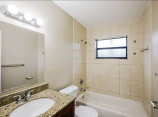 20018 W Oakmont Cir, Hialeah, FL 33015