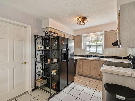 4th image of 10382A 108th Ave