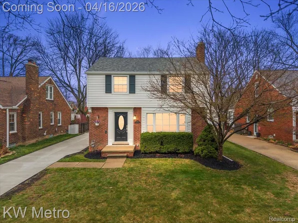 1904 Manchester Blvd, Grosse Pointe Woods, MI 48236