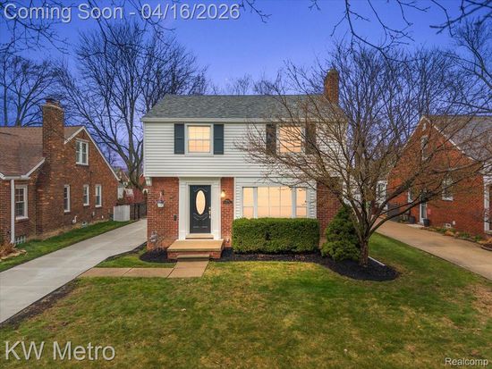 1904 Manchester Blvd, Grosse Pointe Woods, MI 48236