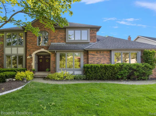 229 Stonetree Cir, Rochester Hills, MI 48309