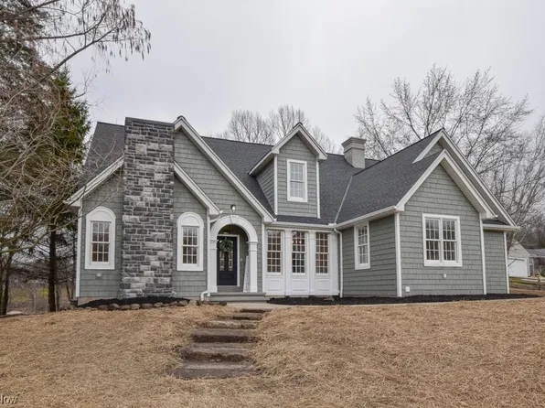 18069 Kenston Lake Dr, Chagrin Falls, OH 44023