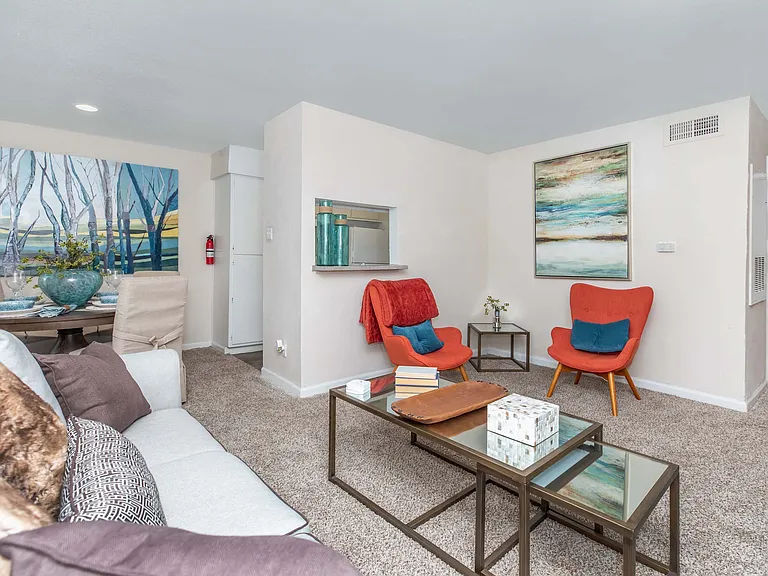 Royal Wildewood Manor Apartments — Photo 29