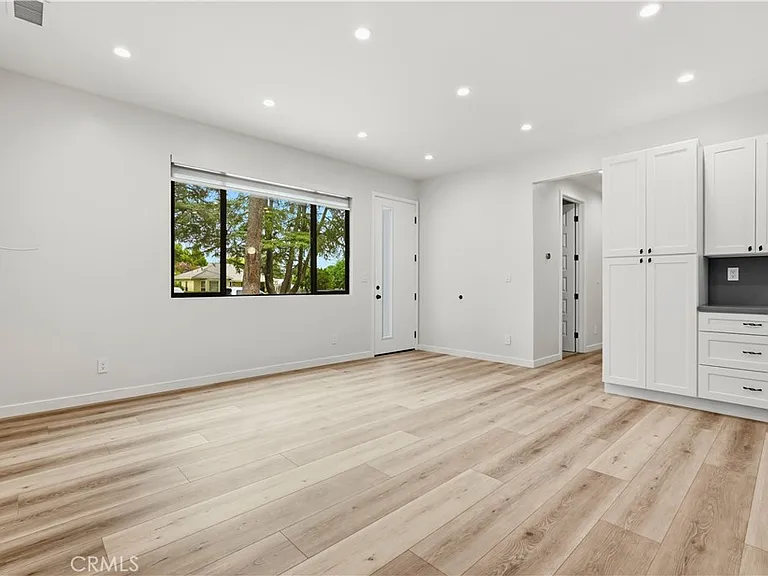 10913 White Oak Ave — Photo 6