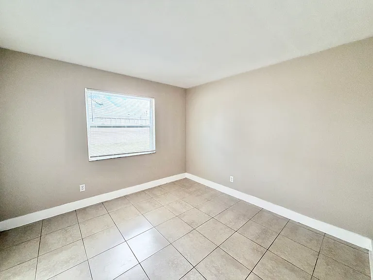 Sunshine Apartments — Photo 5