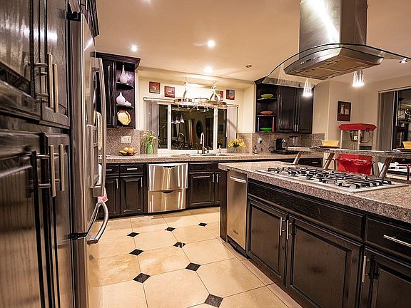 5th image of 13 Lakefield Ct