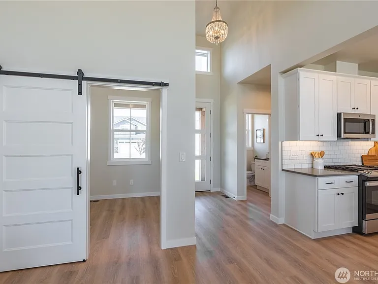 2233 Berryman Loop — Photo 3