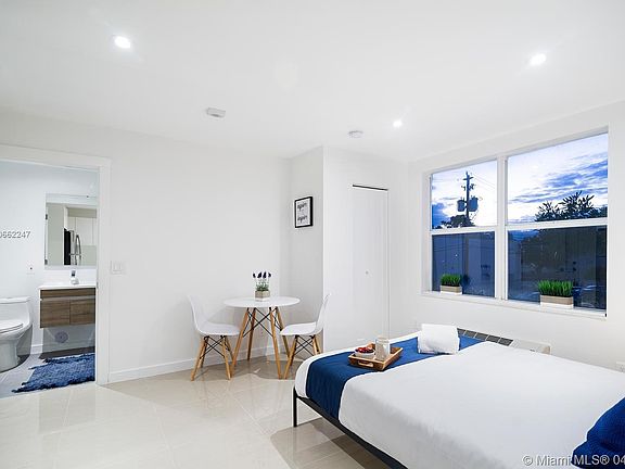 4th image of 924 Marseille Dr APT 34