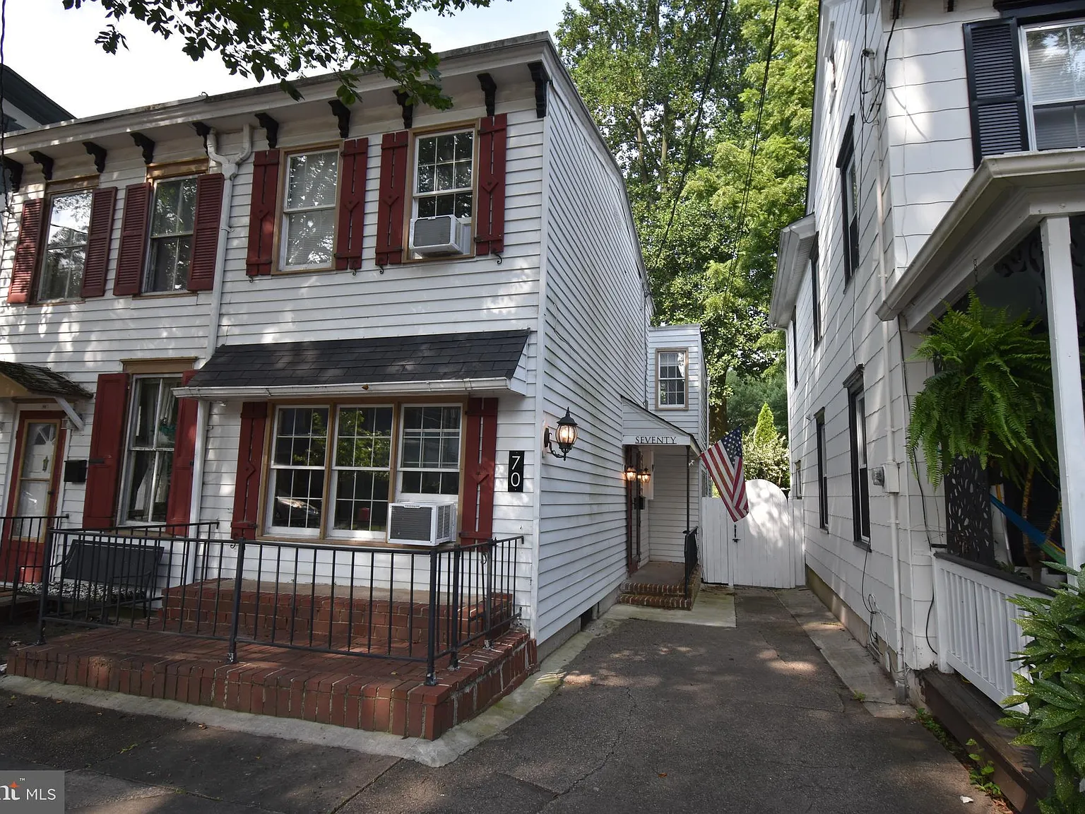 2 bed, 1.5 bath, 1212 sqft, $3,400 — Photo 2