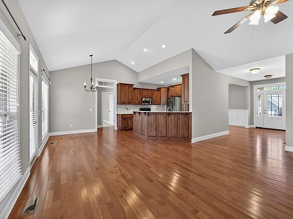 4th image of 816 Windingbrook Ct