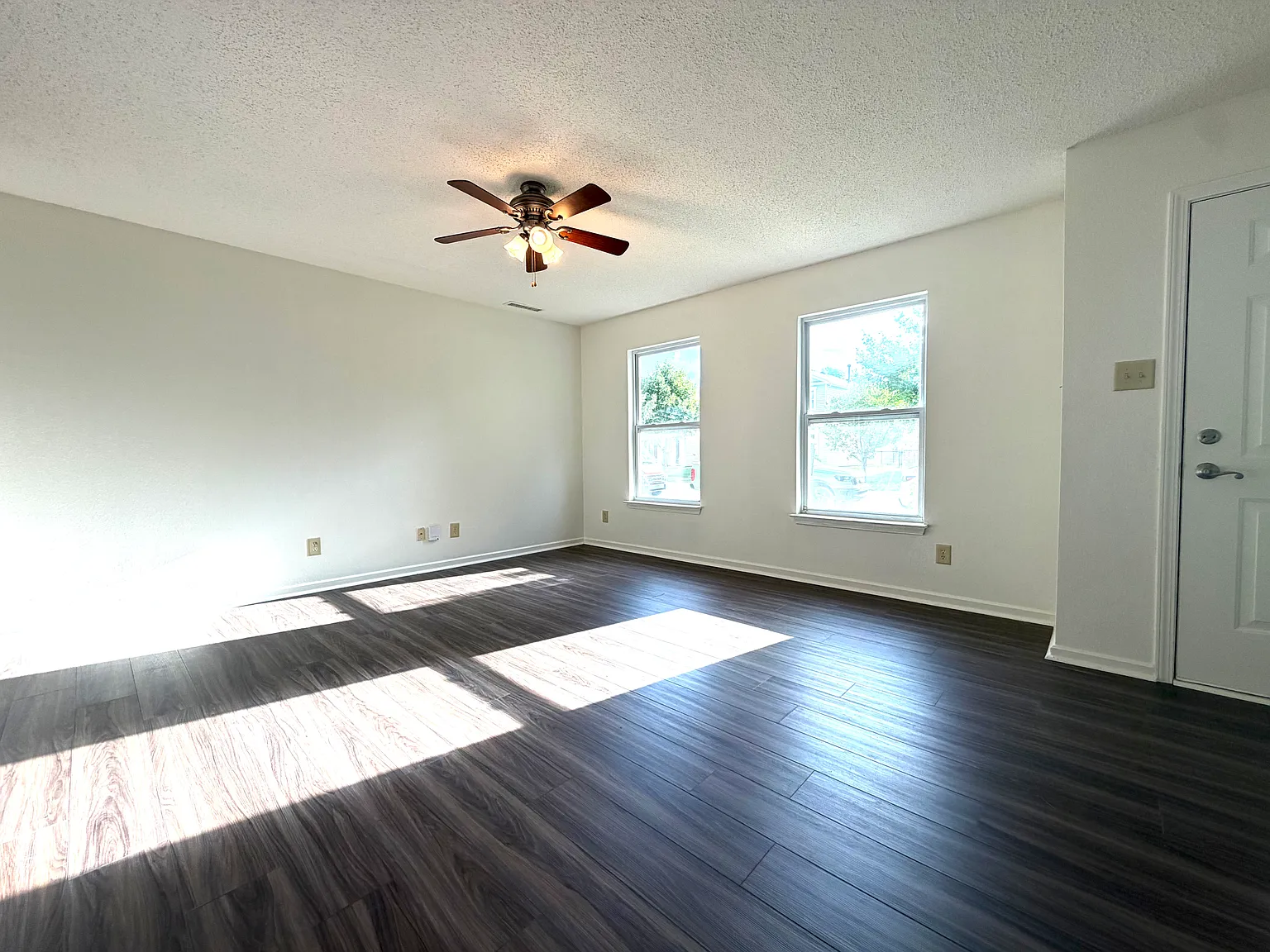 3 bed, 2.5 bath, 1580 sqft, $1,850 — Photo 2