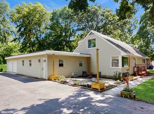 16051 W Des Plaines Dr, Libertyville, IL 60048