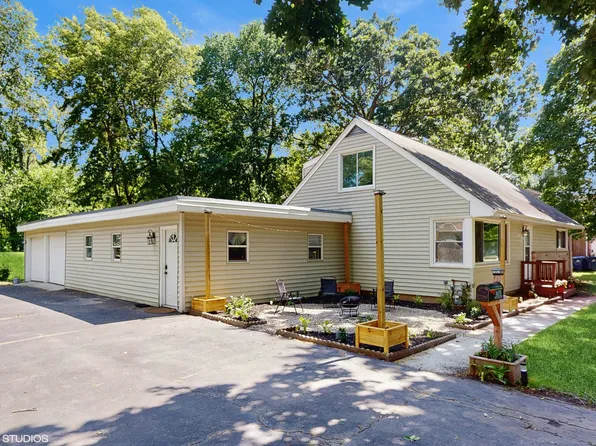 16051 W Des Plaines Dr, Libertyville, IL 60048