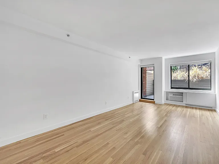 101 W 15th St #106 — Photo 2