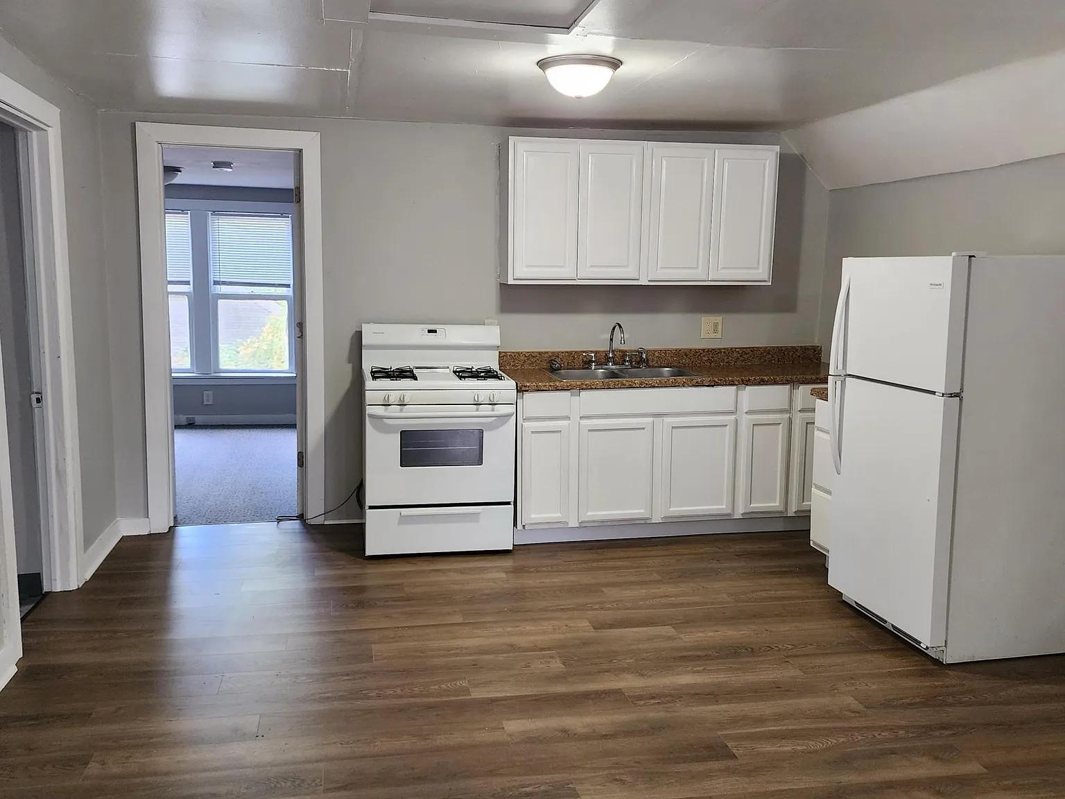 2 bed, 700 sqft, $800 — Photo 2