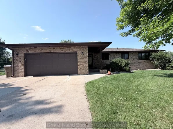 4236 Spur Ln, Grand Island, NE 68803