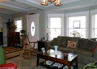 4th image of 1806 W 58th St