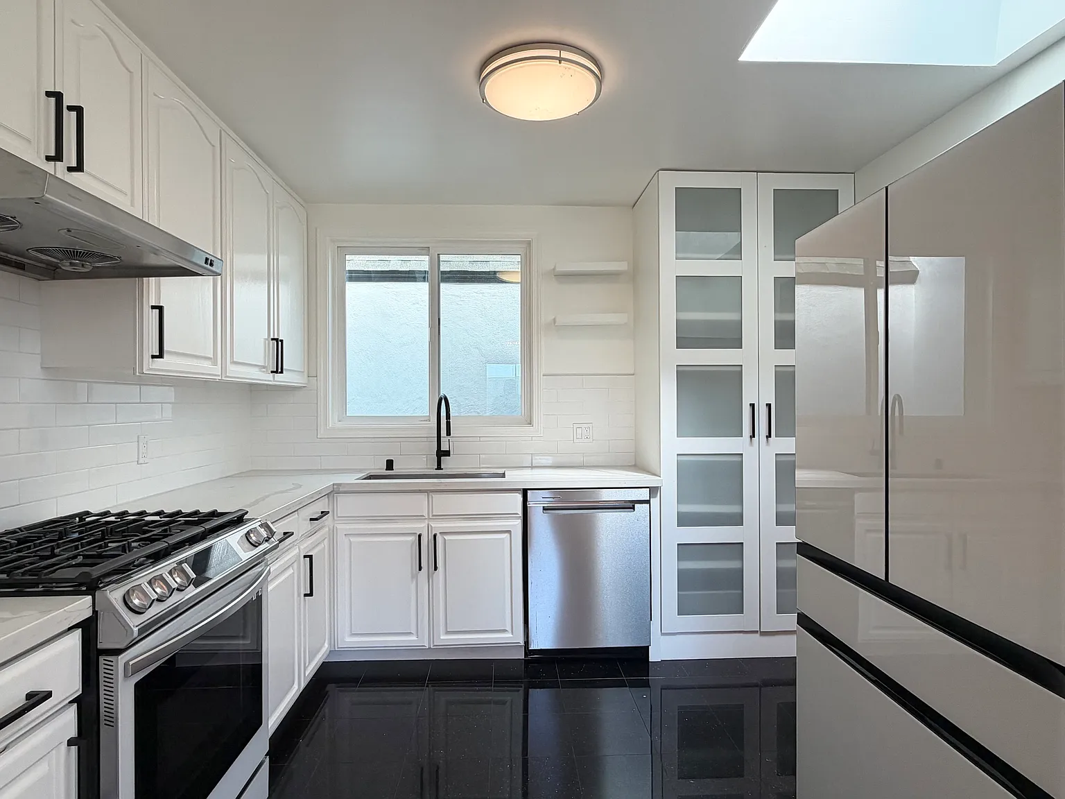 2 bed, 1150 sqft, $7,000 — Photo 2