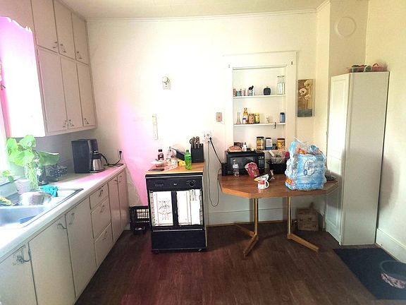 3rd image of 608 Alban St