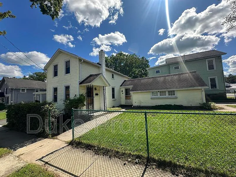 2 bed, 1.0 bath, 906 sqft, $1,495 — Photo 1