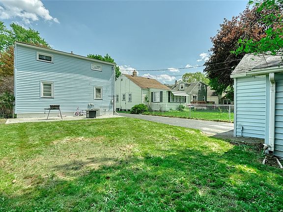 3rd image of 321 Oakwood Rd