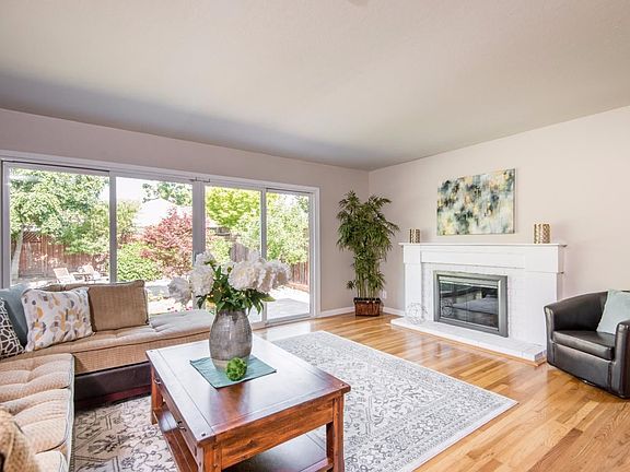 5th image of 370 Crestview Dr