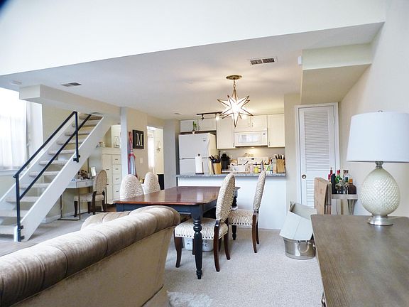 Bright Living/Dining Area!