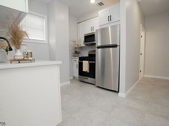 4th image of 69 Sunset Ave Unit 2