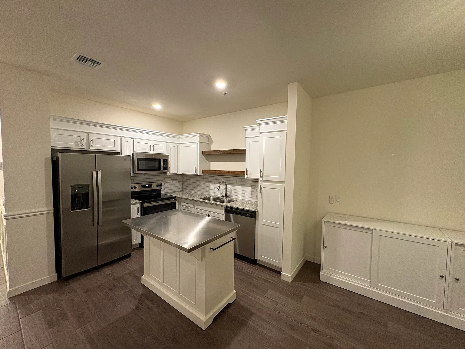 2264 W Laurie Ln — Photo 3