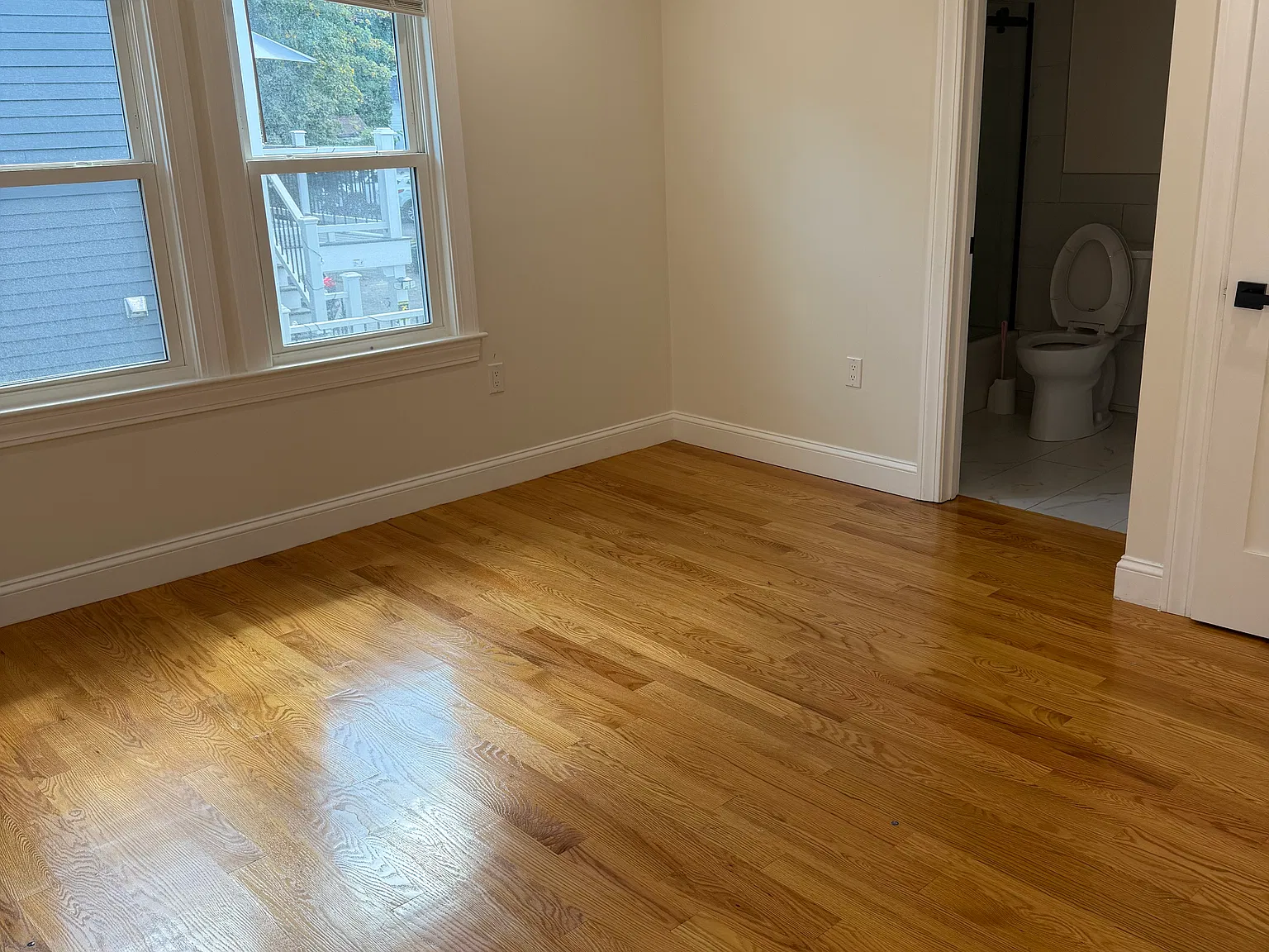 3 bed, 1050 sqft, $3,500 — Photo 2