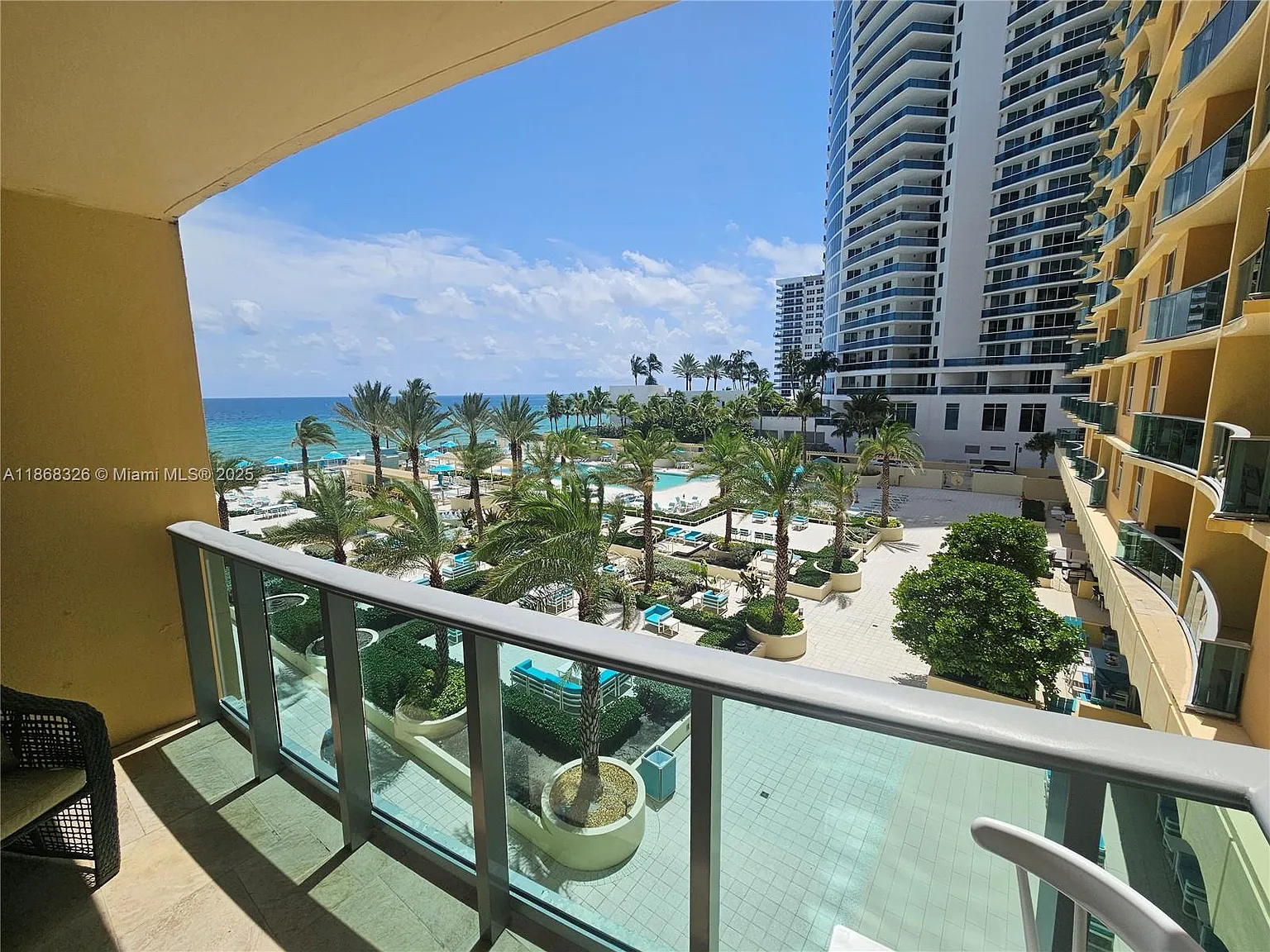 Wave Condo — Photo 2