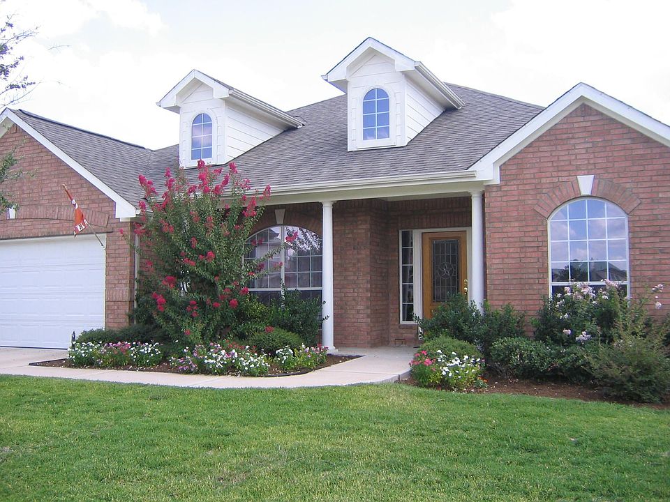 1st image of 204 Water Oak Dr
