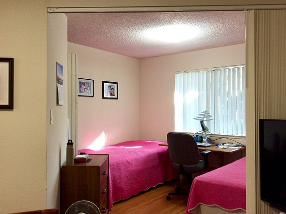 Study w twin beds.