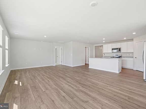 4th image of 101 Dinges St