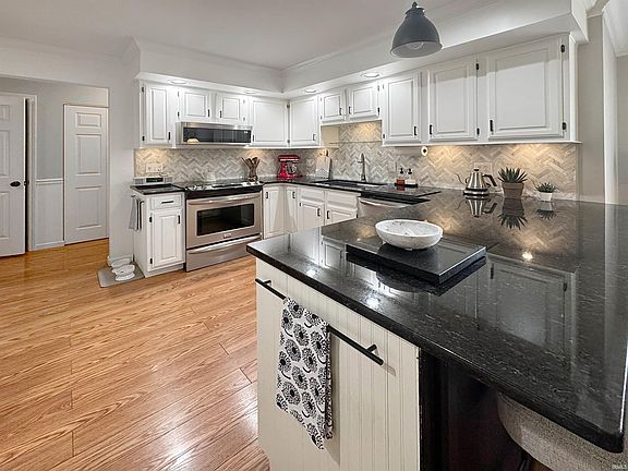 3rd image of 2820 Woodside Ct