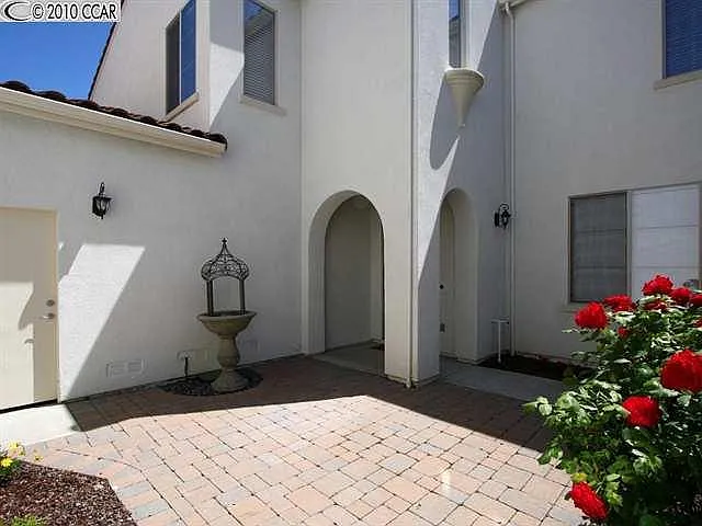Building Photo - 2221 Amaryllis Cir