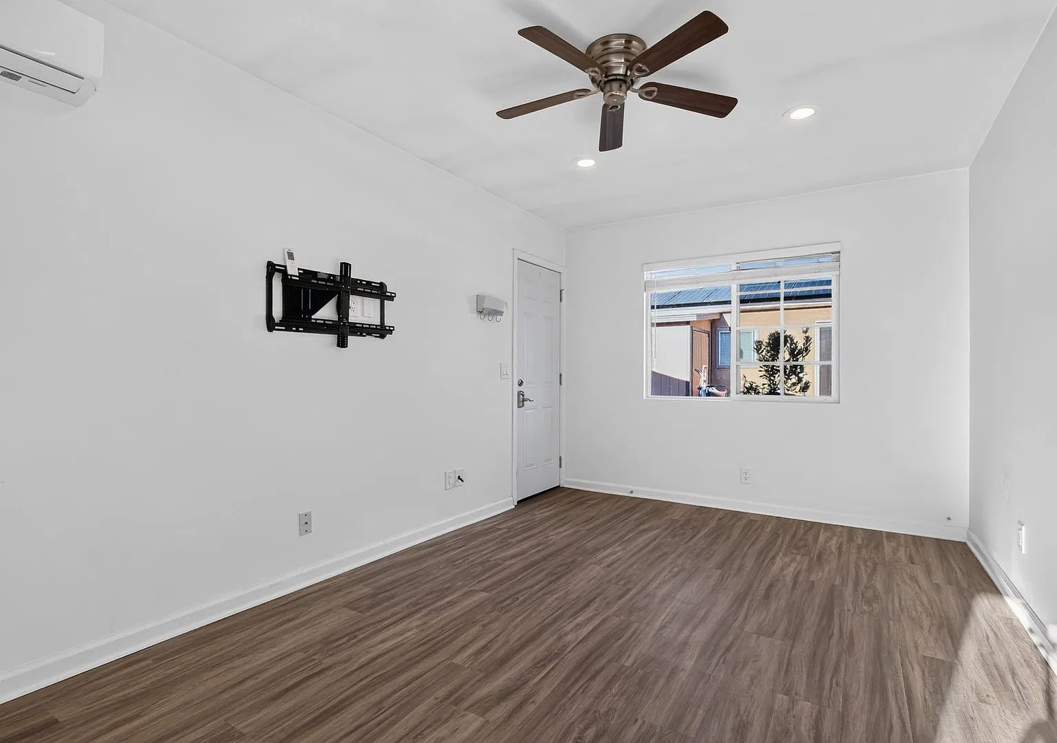 4833 1/2 Lantana Dr — Photo 3