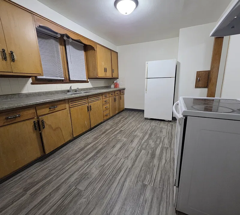 4 bed, 1.0 bath, $1,500 — Photo 2