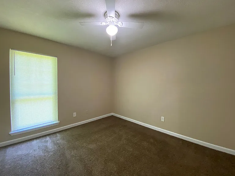 490 Ferncliff Cv — Photo 11