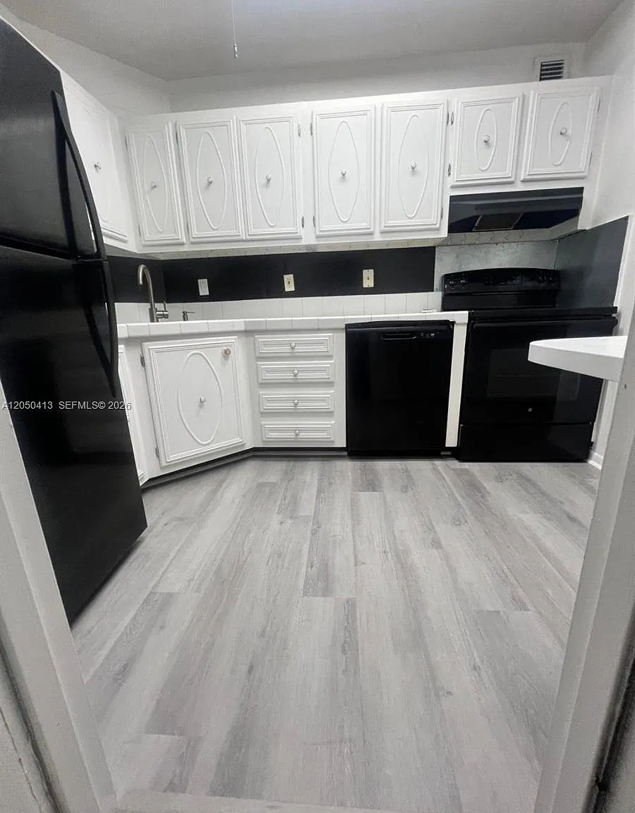 Oakland Shores Condominium — Photo 1