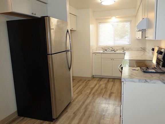 5th image of 4116 Lancaster Dr NE