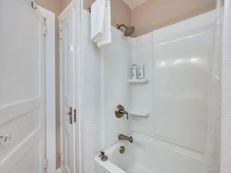 1114 Woodvale Dr — Photo 3