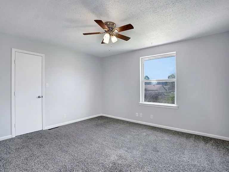 1108 Pembroke Oak Grove Rd — Photo 14