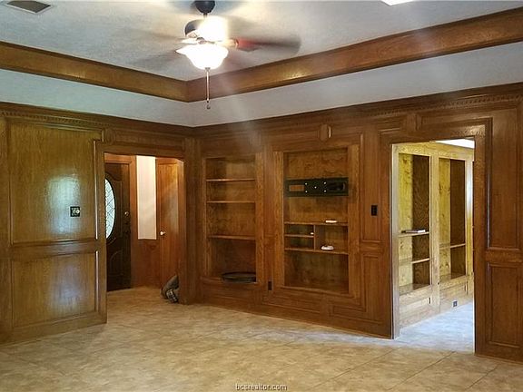 5th image of 2702 Red Hill Dr